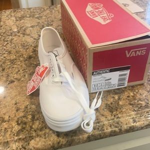 Authentic - Vans in true white Mens size 9 - Brand new in box